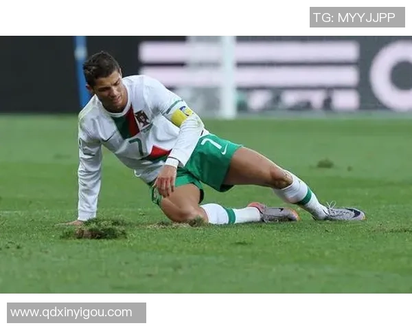 足球明星绿色发型女生展现个性魅力与时尚风采的完美结合 足球明星绿色发型女生展现个性魅力与时尚风采的完美结合